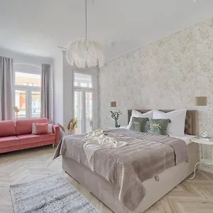 https://royal-point.poznan-hotels.com